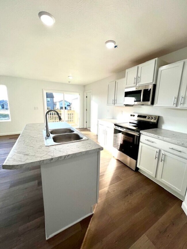 Building Photo - 478 Lennox; Willard - NEW Home - HOA - Community Pool - 4Bed 2Bath 3Car Garage