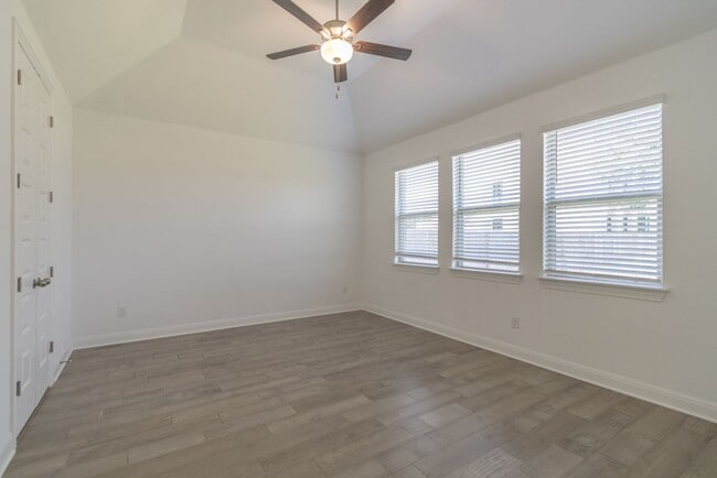 Building Photo - 124 Shagbark Trl