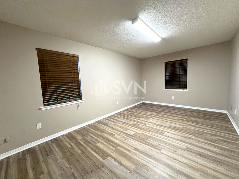 Building Photo - 662 Ridgewood Dr