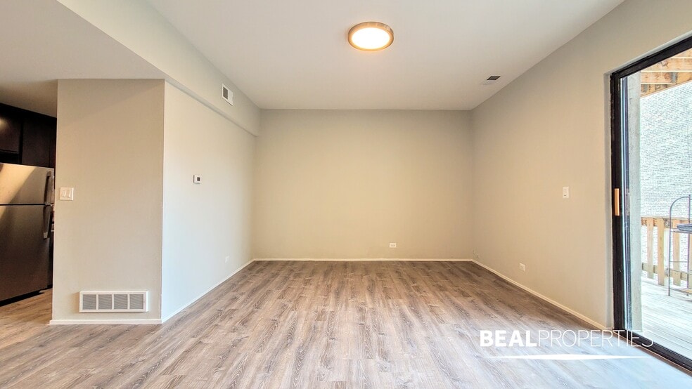 Building Photo - 604 W Surf St