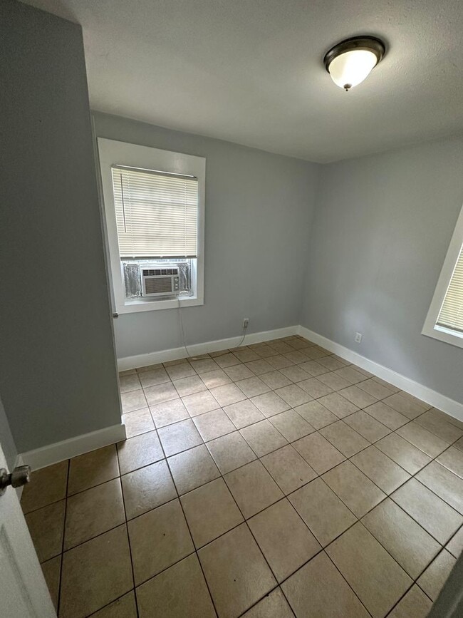 Building Photo - 2540/2542 Moncrief Rd