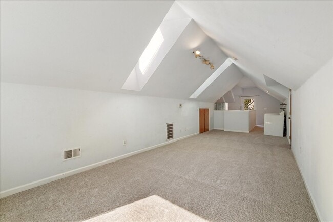 Building Photo - Spacious studio loft in the highly sought-...