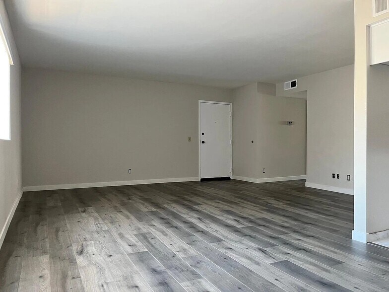 Building Photo - 544 E Tujunga Ave