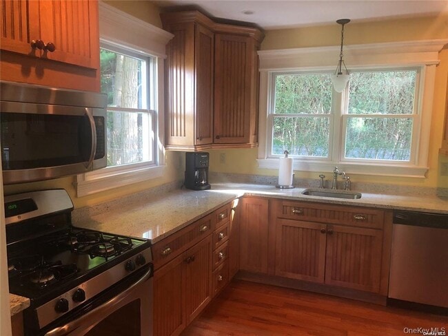 Building Photo - 442 River Rd