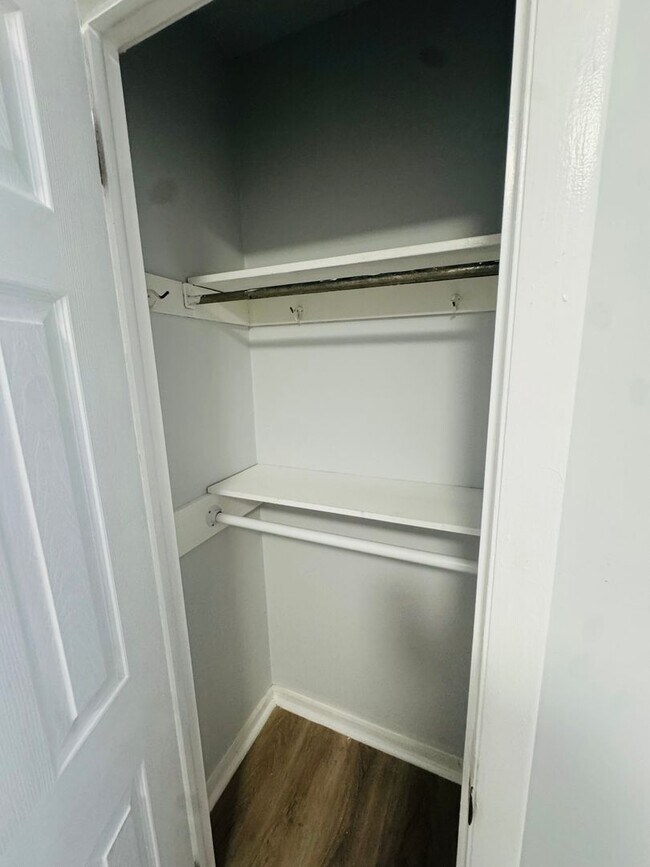 Building Photo - 946 Farson St