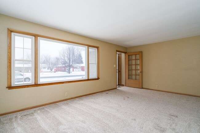 Building Photo - 3 Bedroom 2 Bath Home with Fenced in Backyard!