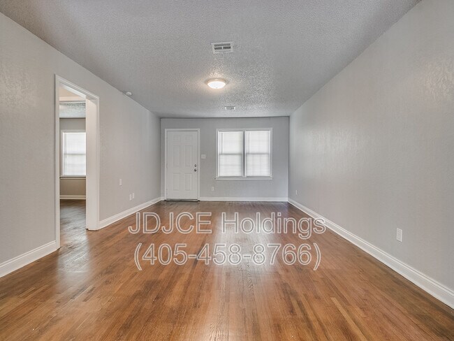Building Photo - 122 W Marshall Dr