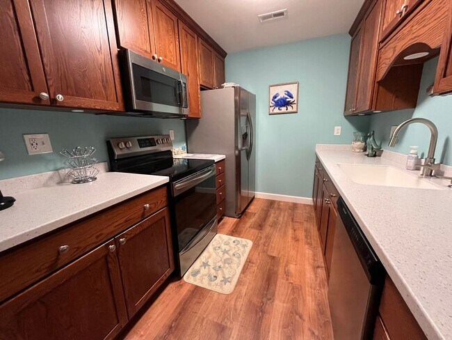 Building Photo - Furnished 2 Bedroom Duplex, Utilities Included, Available August 2026 Through May 2027!