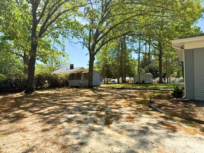 Building Photo - 202 Mayflower St