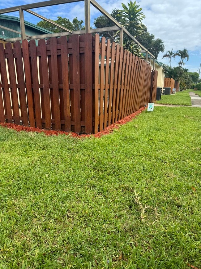 Building Photo - 1047 Manor Dr