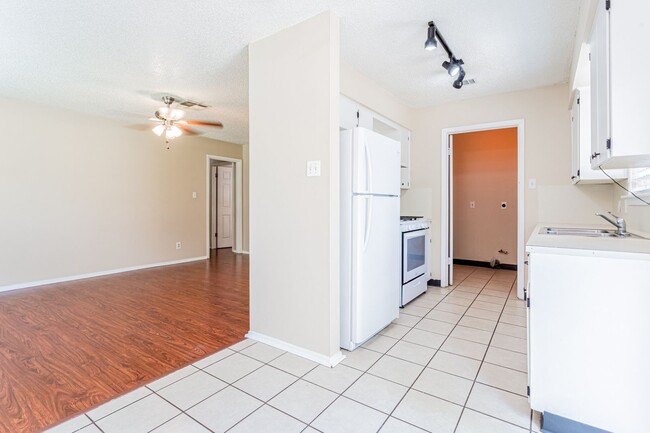 Building Photo - 3004 Pecan Springs Rd