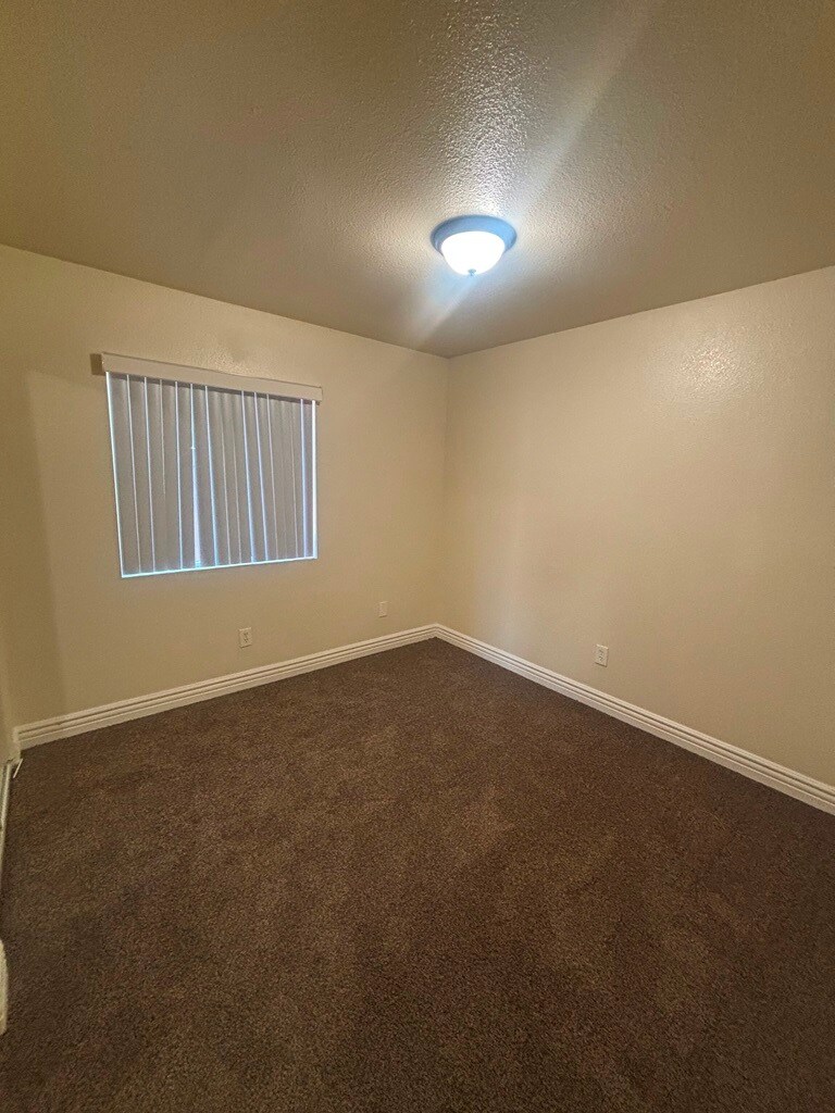 Building Photo - 325 E 60th St