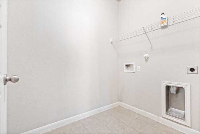 Building Photo - 4 Bedroom/2.5 Bathroom Home in the Hidden Canyons at Texas Research Park Subdivison