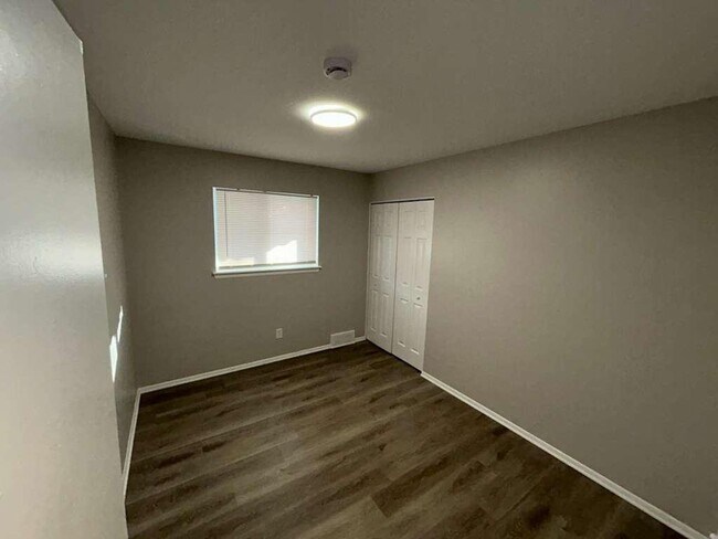 Building Photo - Colonial Ready For You