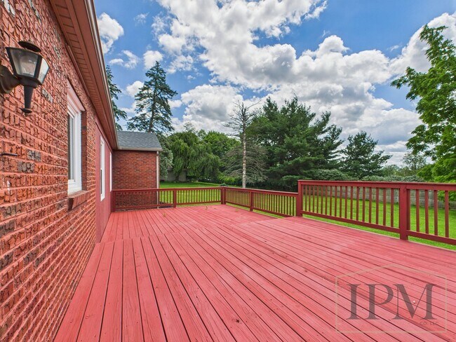 Building Photo - Available Now! Beautiful 3 Bedroom 2 Bath ...