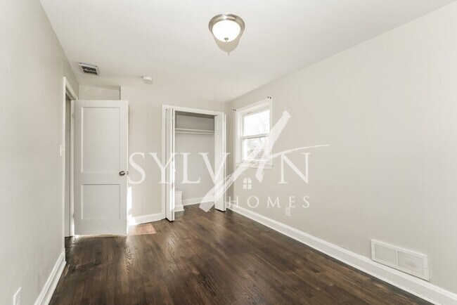 Building Photo - Updated 3 bedroom end unit townhome!