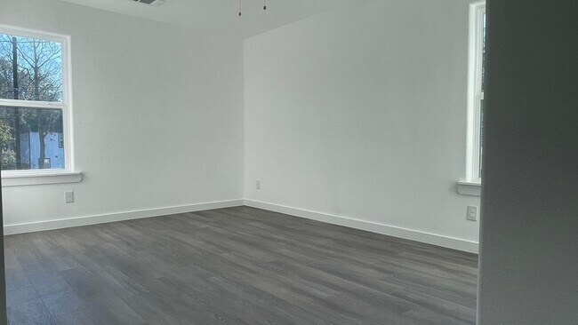 Building Photo - Beautiful house, perfect for families!!