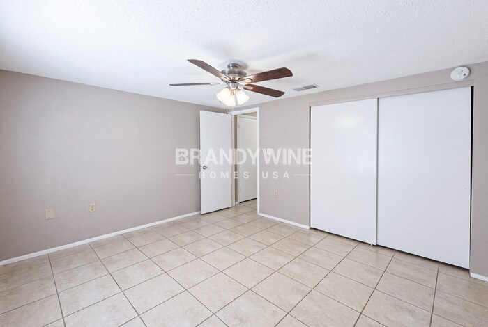 Building Photo - 7815 Treasure Pointe Dr