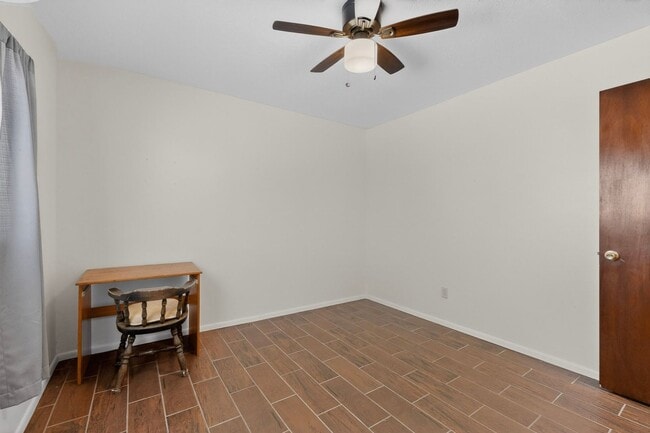 Building Photo - Close in West Side 2 bedroom 1.75/ba 1/cg