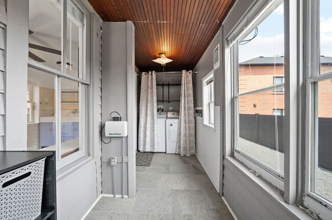Building Photo - 809 W Touhy Ave