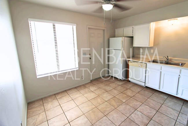 Building Photo - Charming & cozy 2-bedrooms, 1-bath triplex...