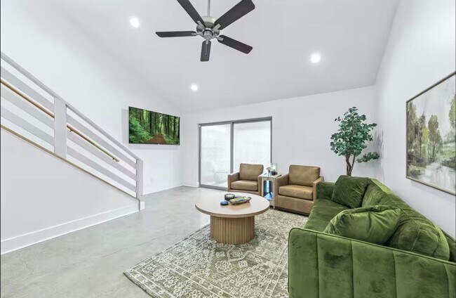 Building Photo - FOR RENT in LAFAYETTE!