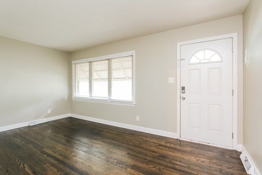 Building Photo - 3924 Broadview Dr