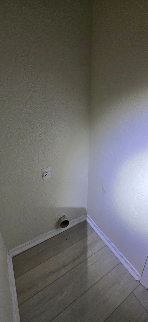 Building Photo - 5 Bedroom Duplex!!