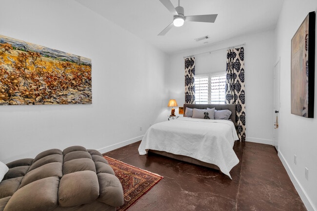 Building Photo - 53980 Avenida Mendoza