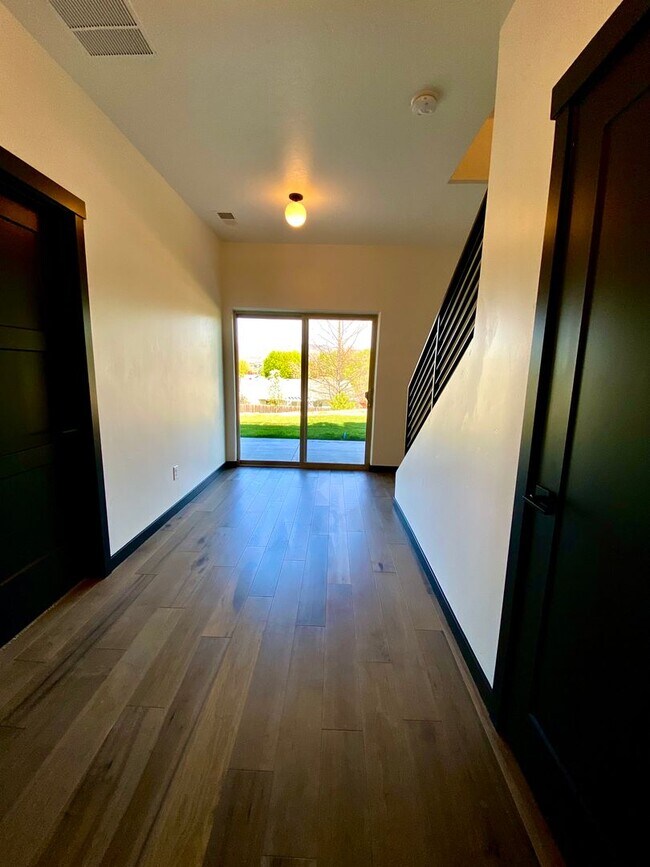 Building Photo - Close to Micron, 3 Bedroom 3 bath w/ a Million Dollar View!