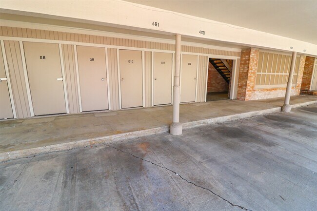 Building Photo - 2230 S Piney Point Rd
