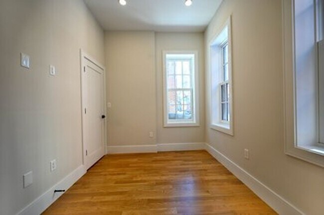Building Photo - Newly Renovated 2 bed in Bay Village.... Steps away from Chinatown