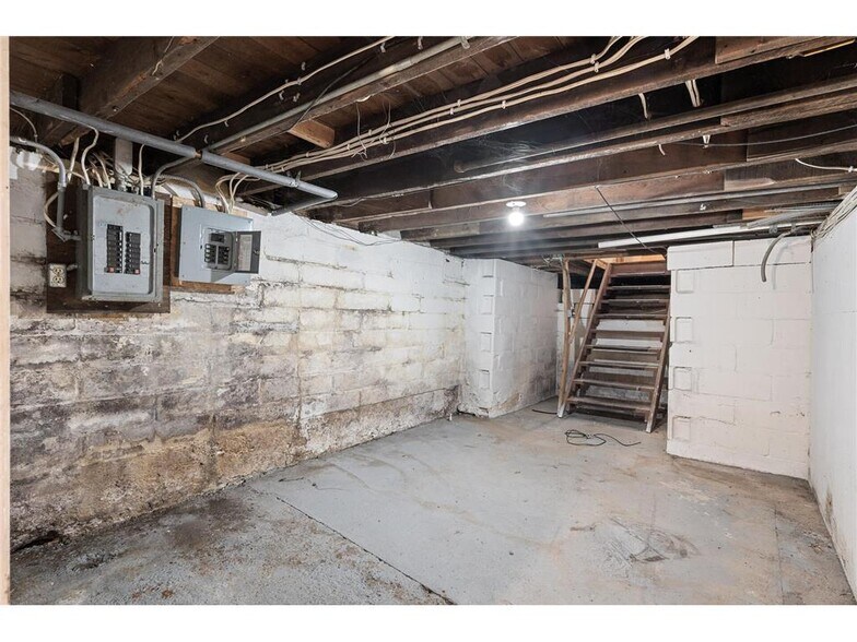 Building Photo - 216 Belvidere St E