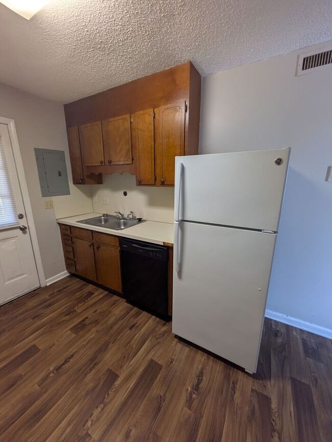 Building Photo - Lower Level 1BD/1BA Apartment in Westmont Apartments