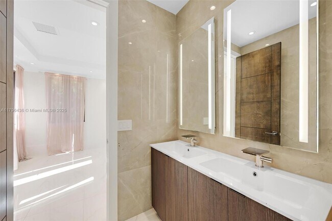 Building Photo - 8112 Los Pinos Cir