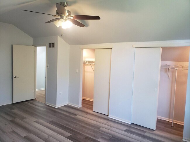 Building Photo - 369 Green Meadow Ln