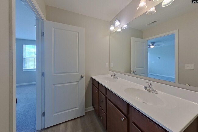 Building Photo - 757 Sequoia Dr