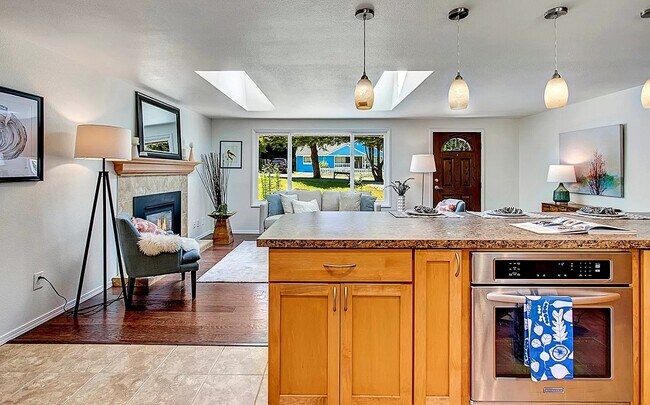 Building Photo - 18322 9th Ave NE