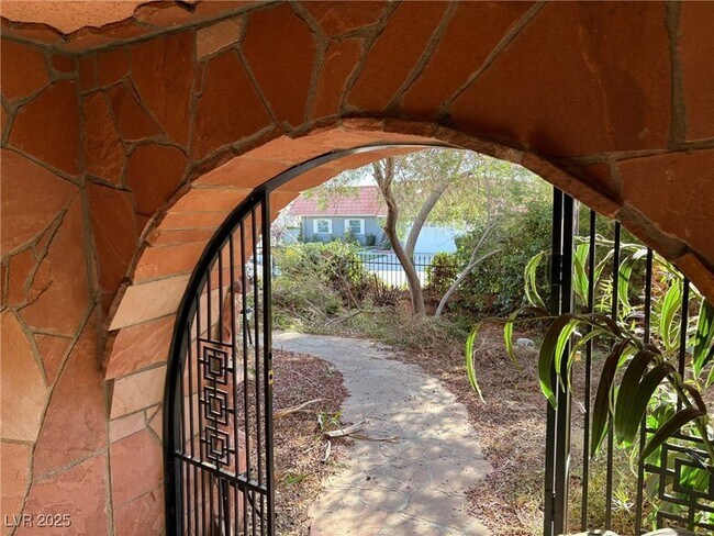 Building Photo - 3167 El Cedro Cir