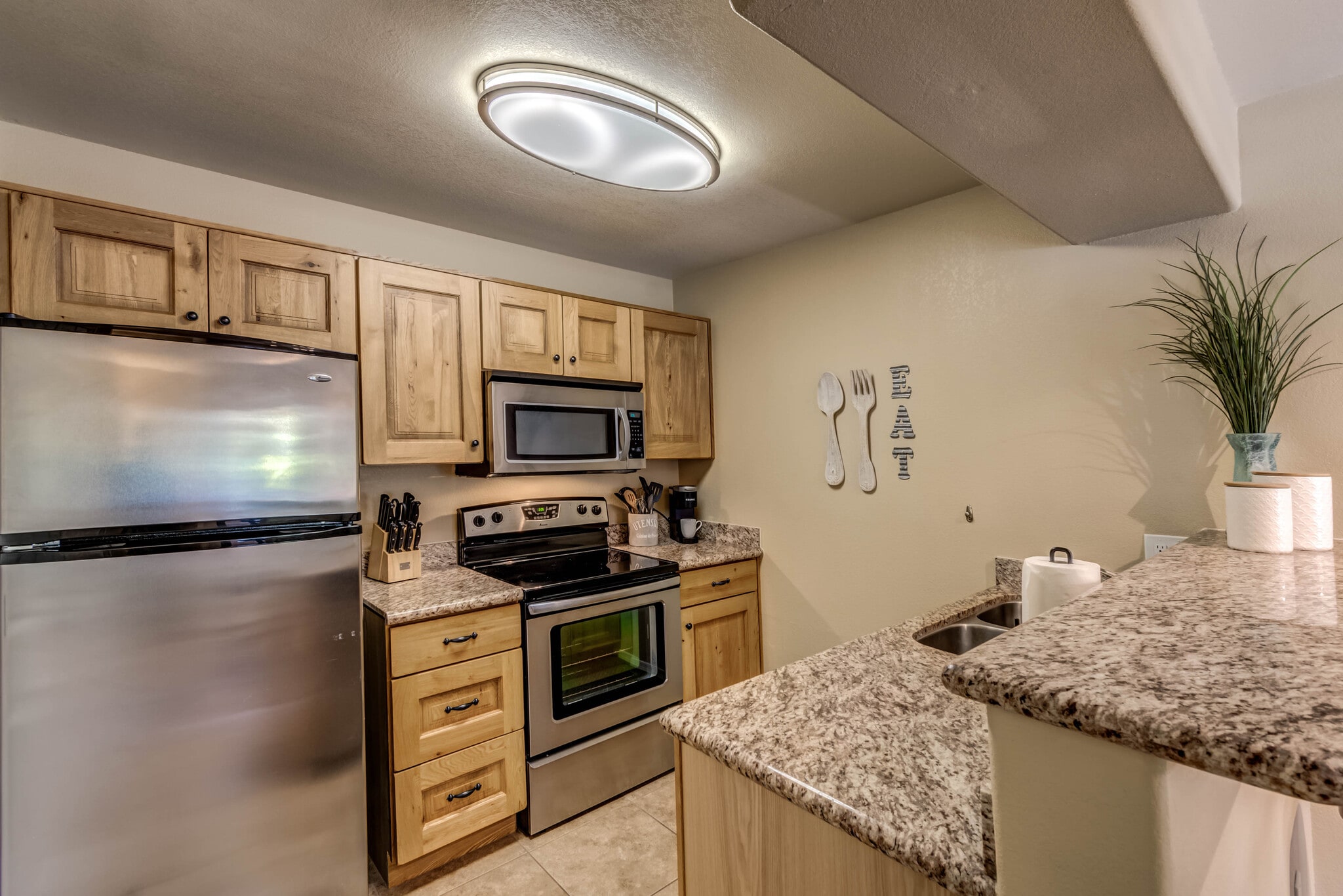 Kitchen - 5751 N Kolb Rd