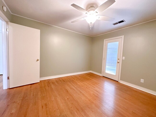 Building Photo - 3 Bedroom House: Walking Distance to Campu...