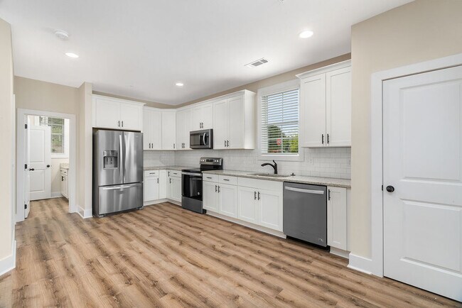 Building Photo - 868 Twin Forks Ave