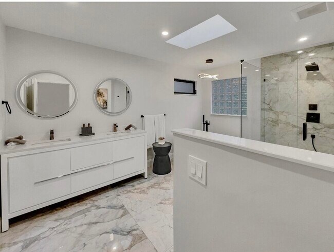 Building Photo - 5940 NE 22nd Ave