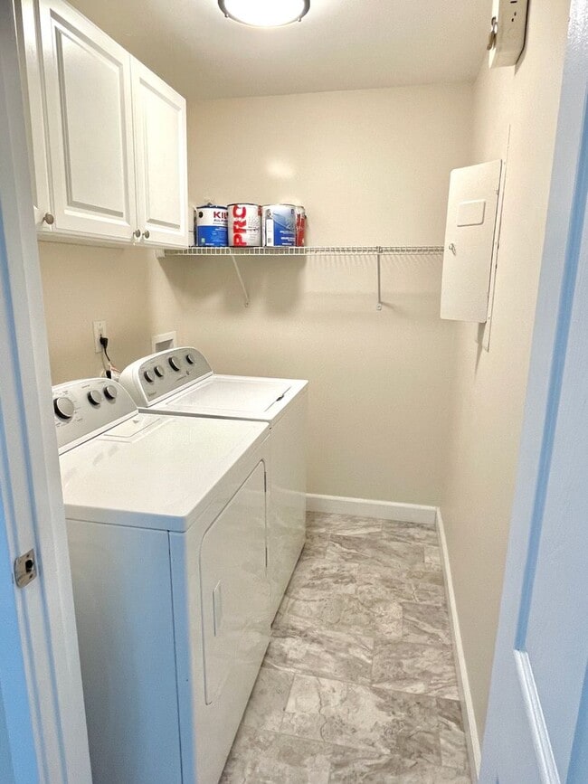 Building Photo - Newly renovated 2 bedroom condo with off-s...
