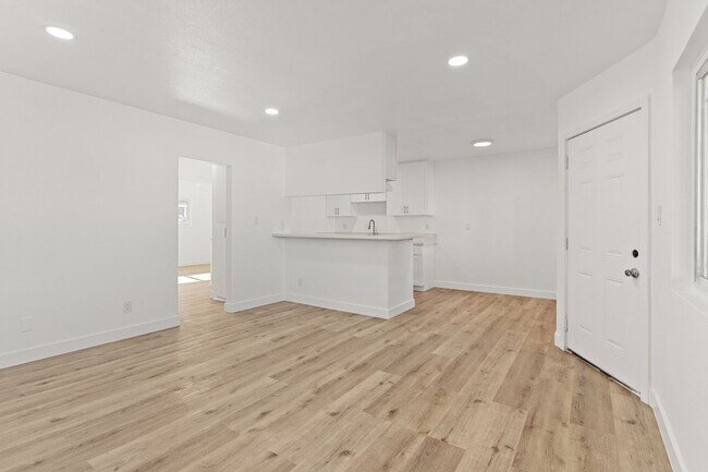 Primary Photo - 927 Daisy Ave