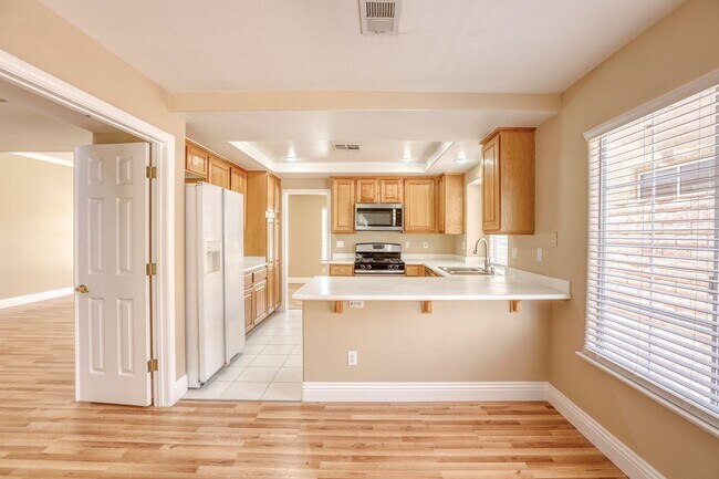 Building Photo - POOL HOME WITH LUSCIOUS GOLF COURSE & MAJE...