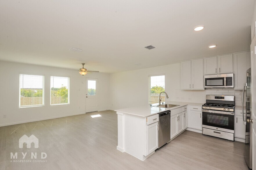 Building Photo - 2745 Mistwood Dr