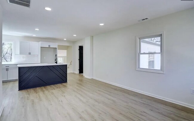 Building Photo - Beautifully remodeled 4-bedroom, 2-bath ho...