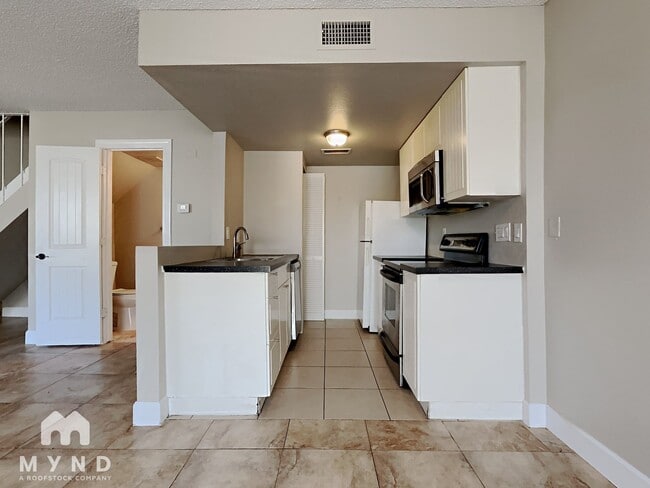 Building Photo - 2132 W Glenrosa Ave