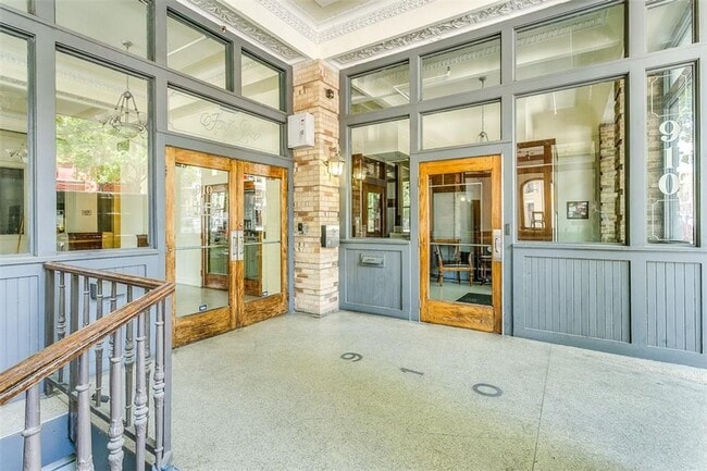 Building Photo - Beautiful 1 Bed- 1 Bath in Houston Place Lofts- Downtown Fort Worth- 76102